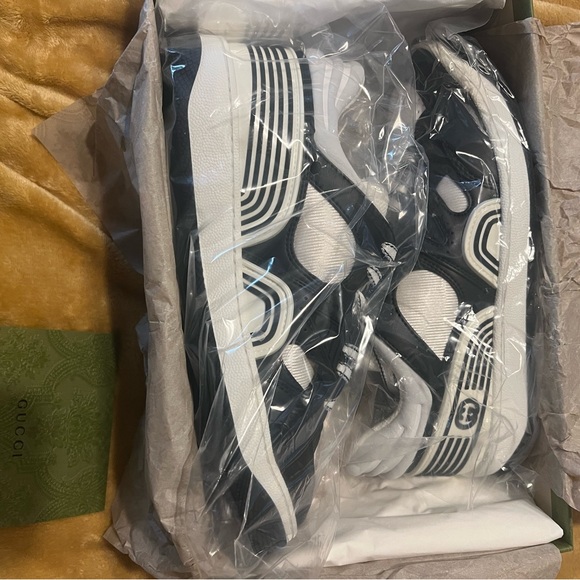 Gucci Black and White Sneakers Sleek Design - Picture 1 of 5